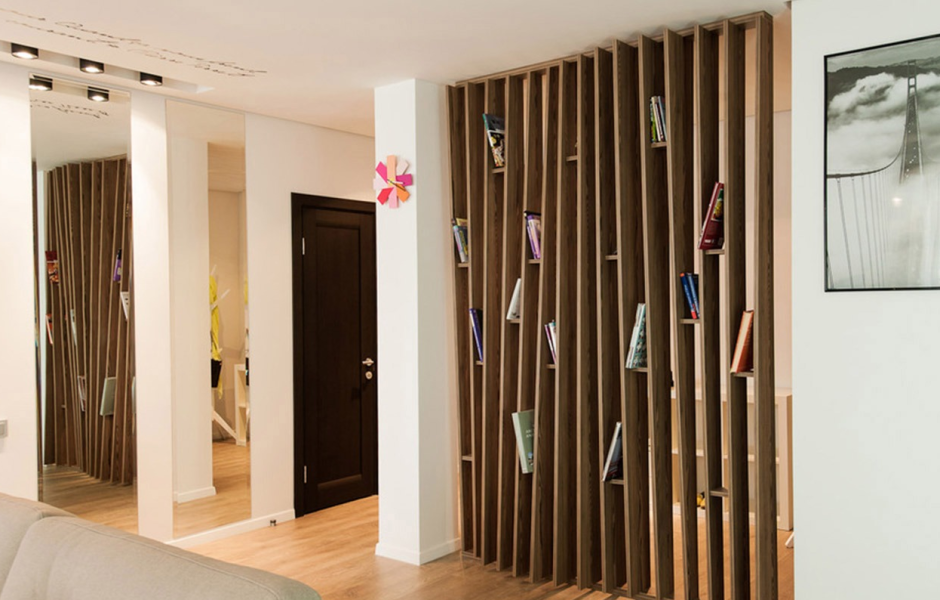 Перегородка для зонирования кухни и прихожей