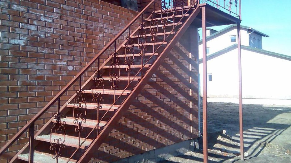 Наружная металлическая лестница