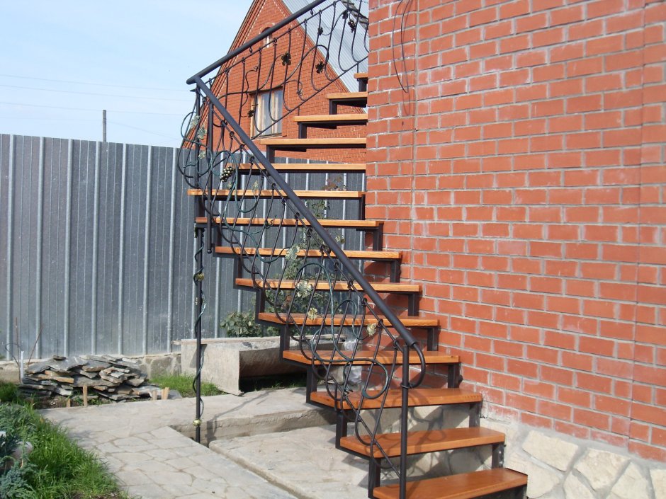 Наружные лестницы на 2 этаж
