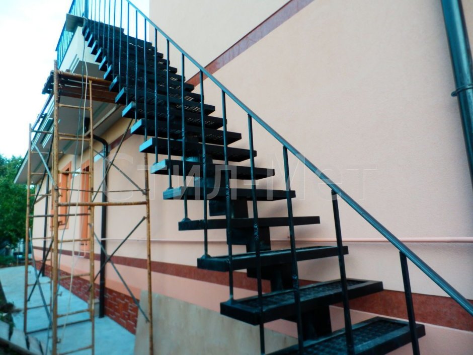 Лестница металлическая уличная