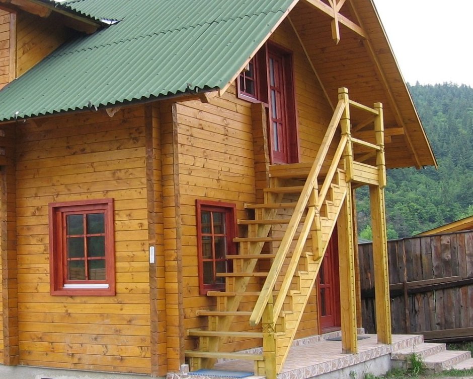 Лестница на мансарду с улицы