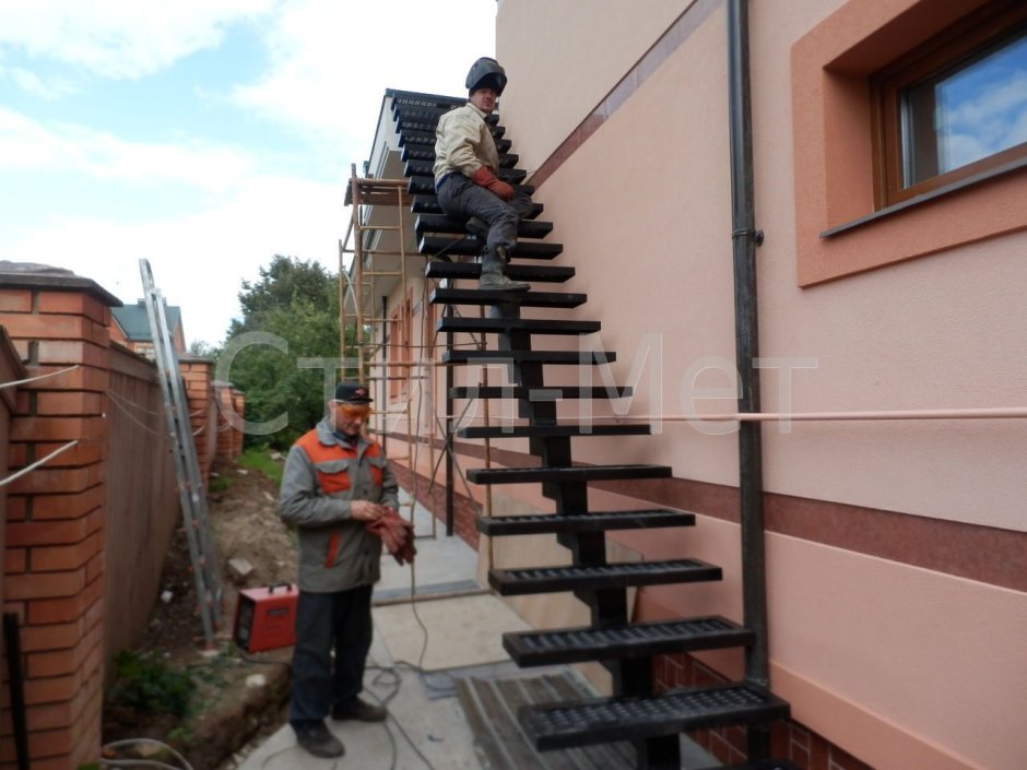 Уличная лестница на второй этаж