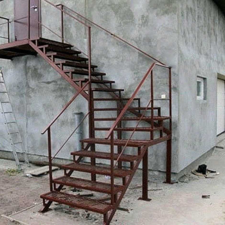Лестница наружная металлическая на второй этаж