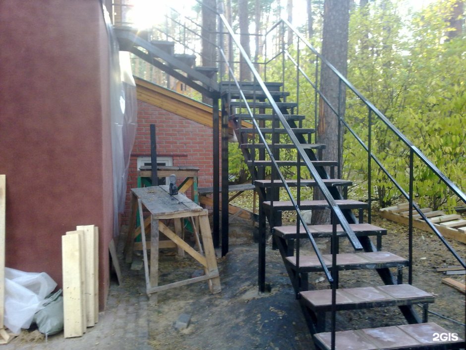 Наружная лестница на второй этаж на даче