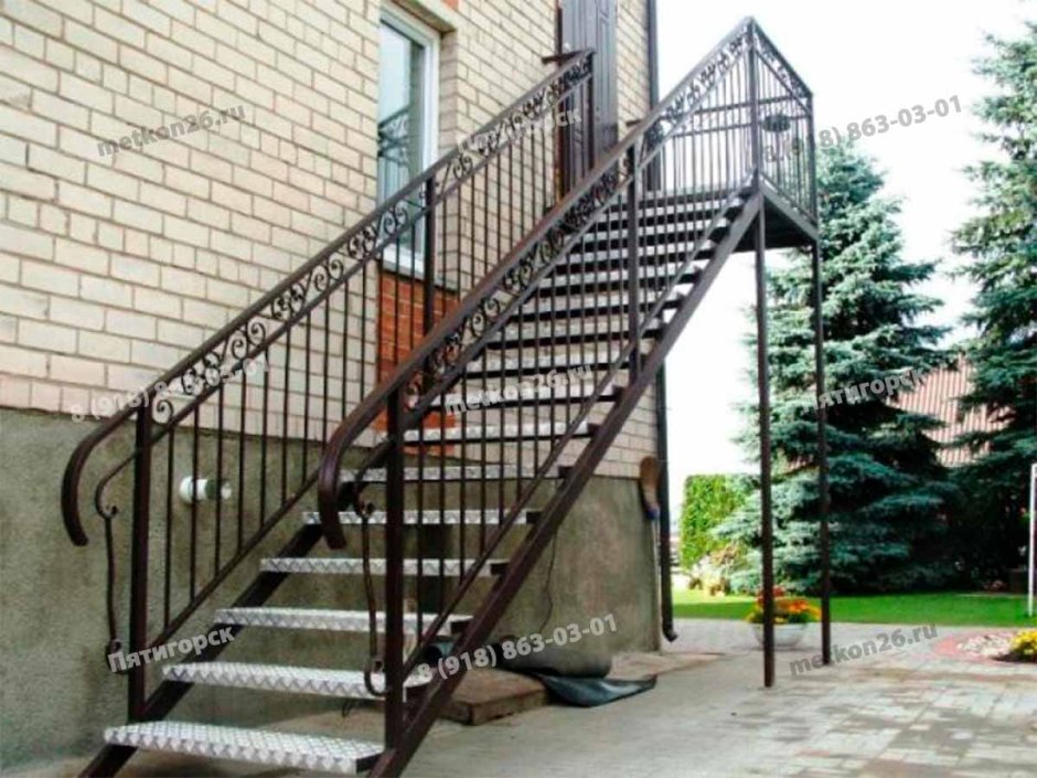 Наружная металлическая лестница