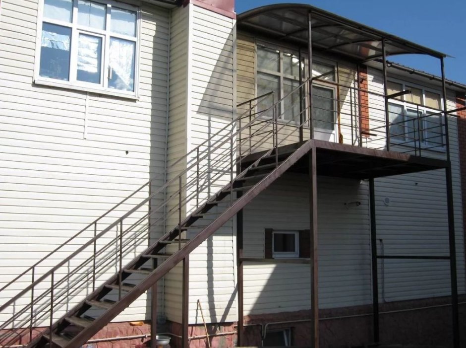 Балкон с наружной лестницей