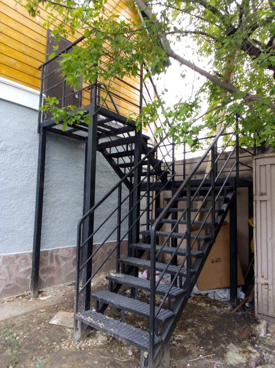 Наружная металлическая лестница