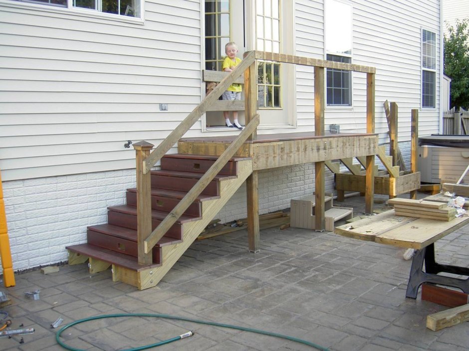 Деревянное крыльцо к деревянному дому