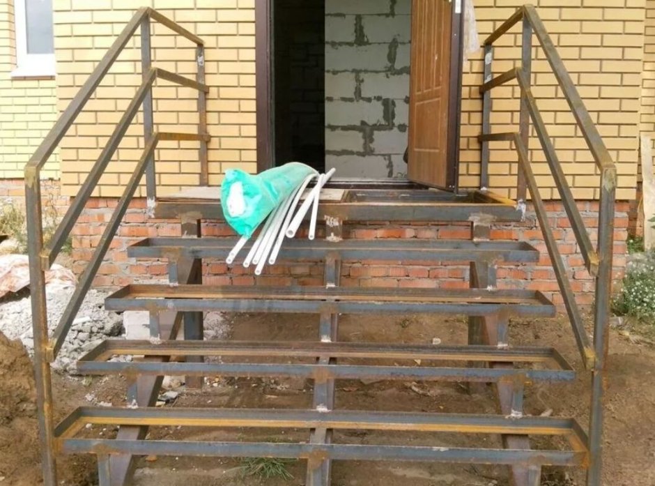 Крыльцо на металлическом каркасе