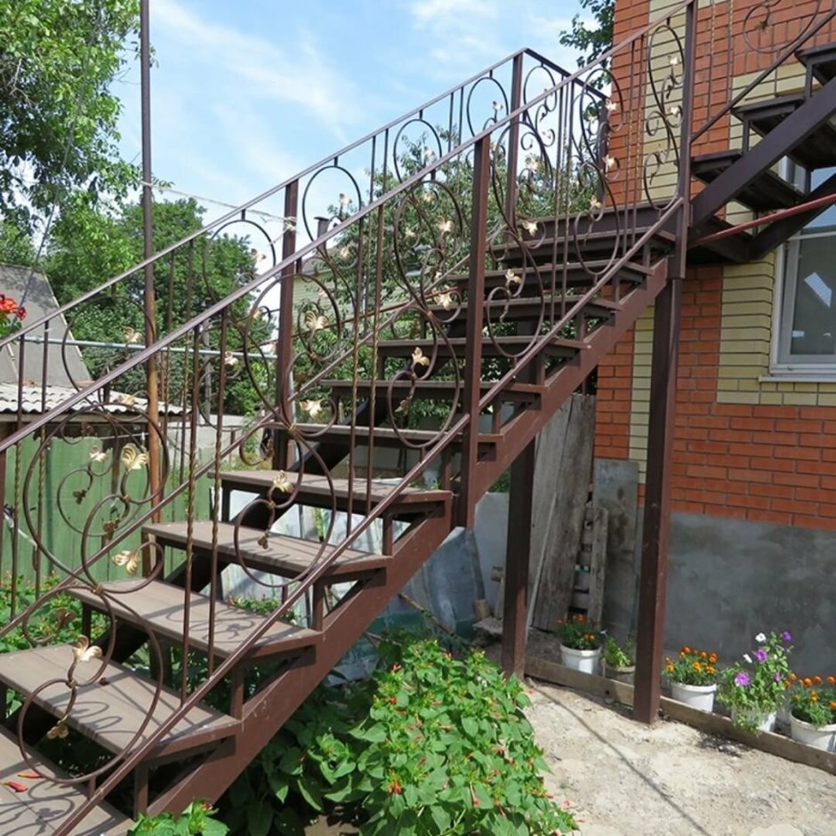 Уличная лестница из металла