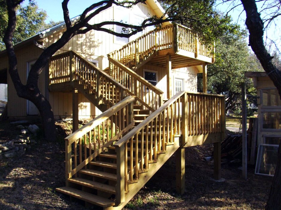 Уличная лестница на второй этаж на даче