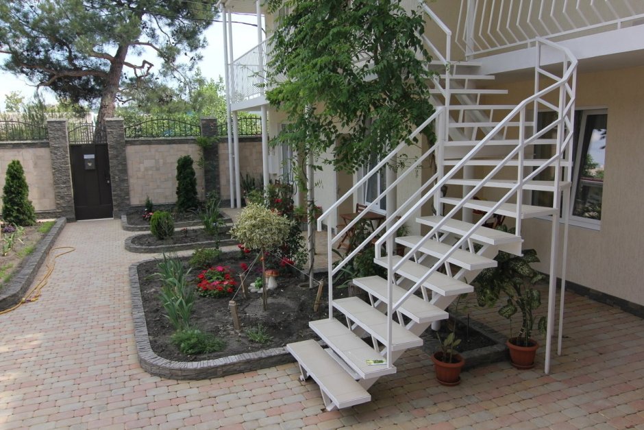 Уличная лестница на второй этаж в частном доме
