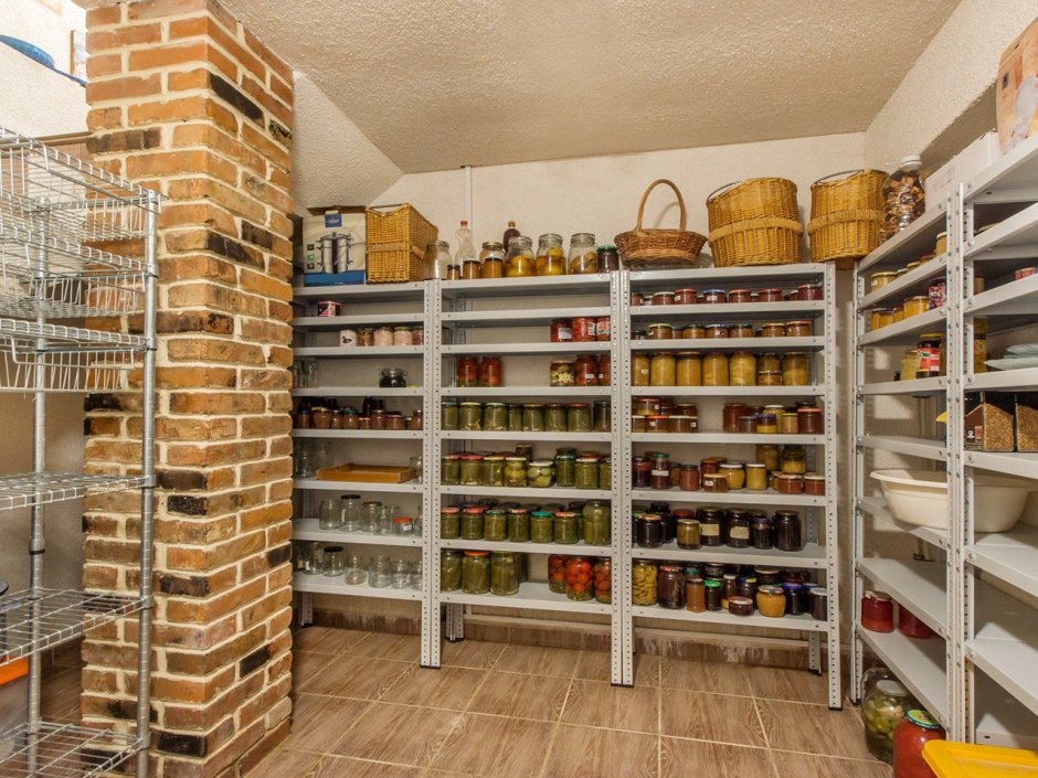 Красивый винный погреб