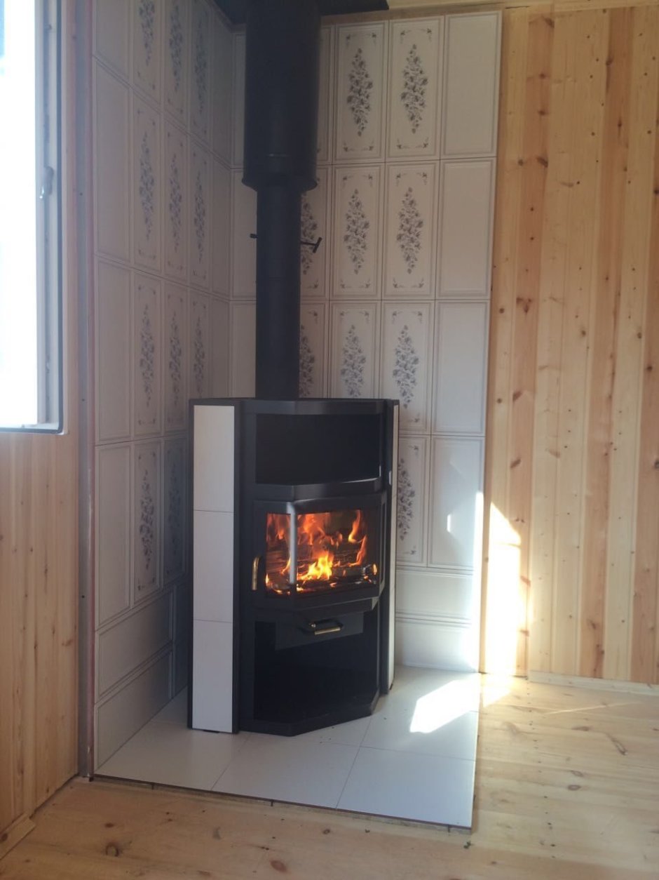 Отделка стены за камином