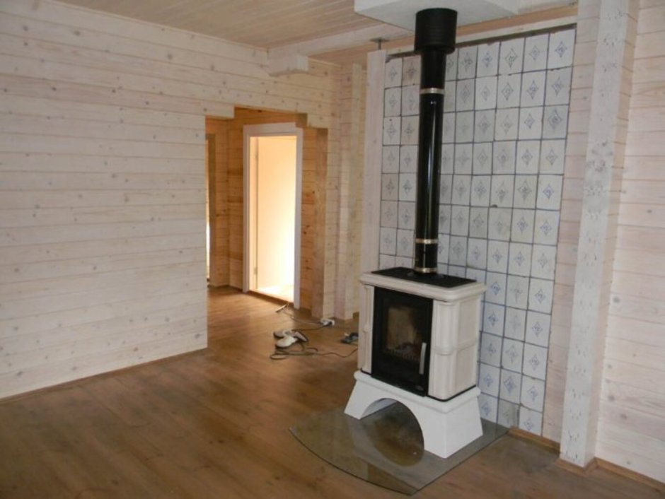 Отделка стены за печью-камином в деревянном доме