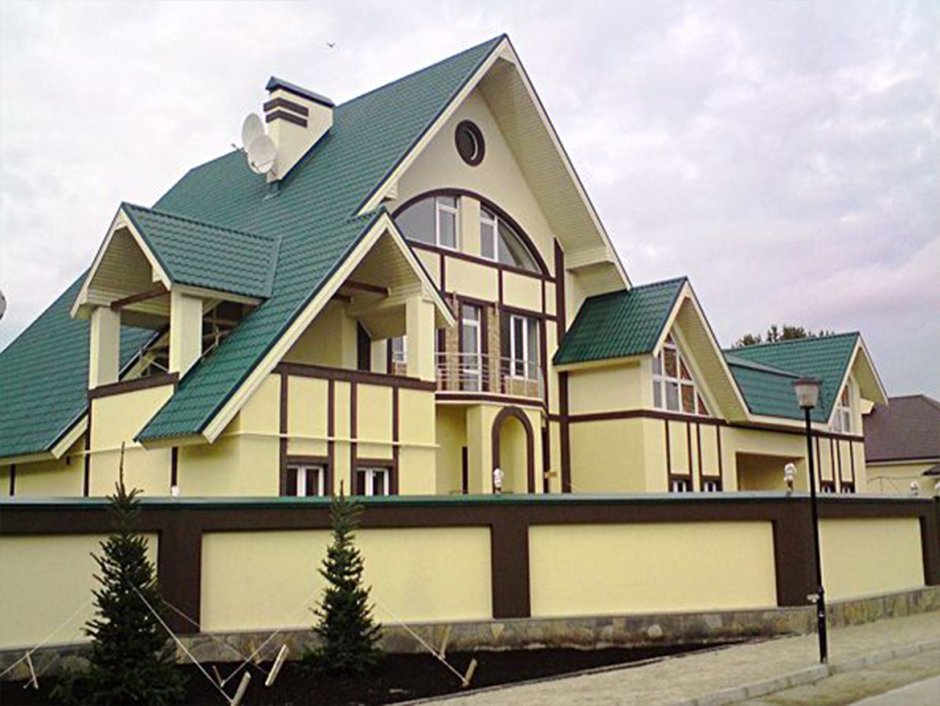 Отделка дома с зеленой крышей