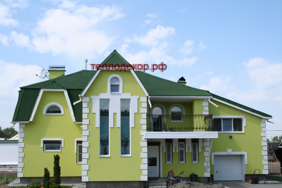 Фасад с зеленой крышей