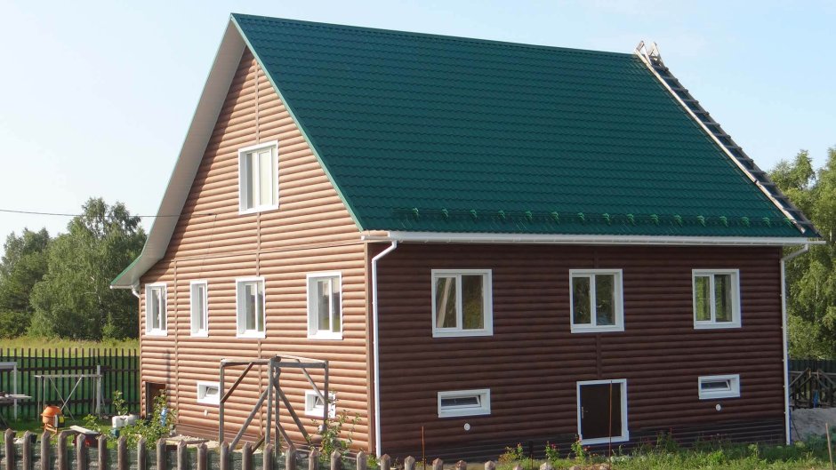 Сайдинг с зеленой крышей