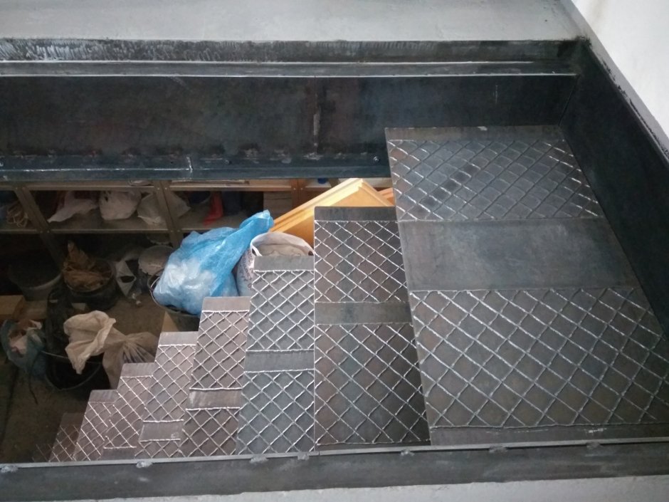 Лестница в подвал в гараже проем 1х1