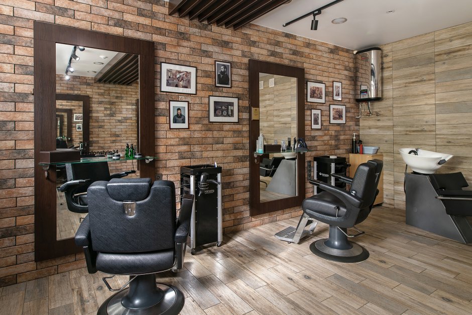 Интерьер парикмахерской кирпичом