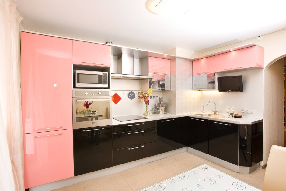 Угловая кухня с телевизором