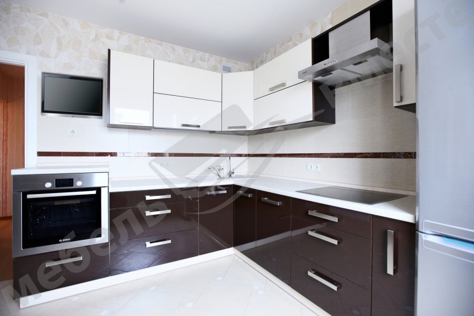 Кухня белый глянец с коричневым