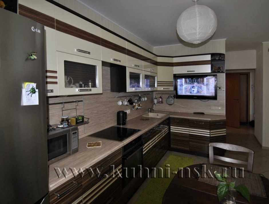 Угловая кухня с телевизором