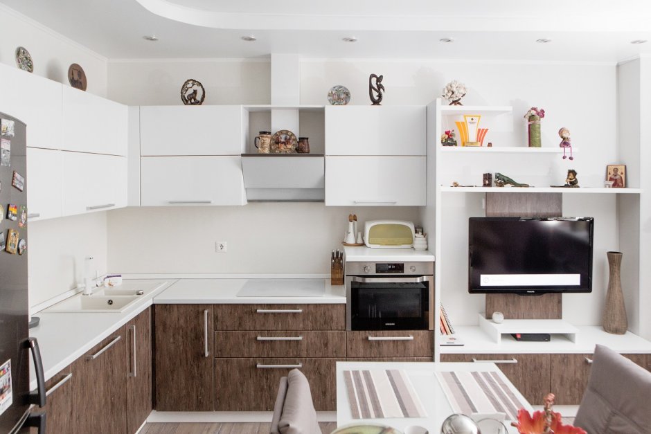 Угловая кухня с ТВ зоной