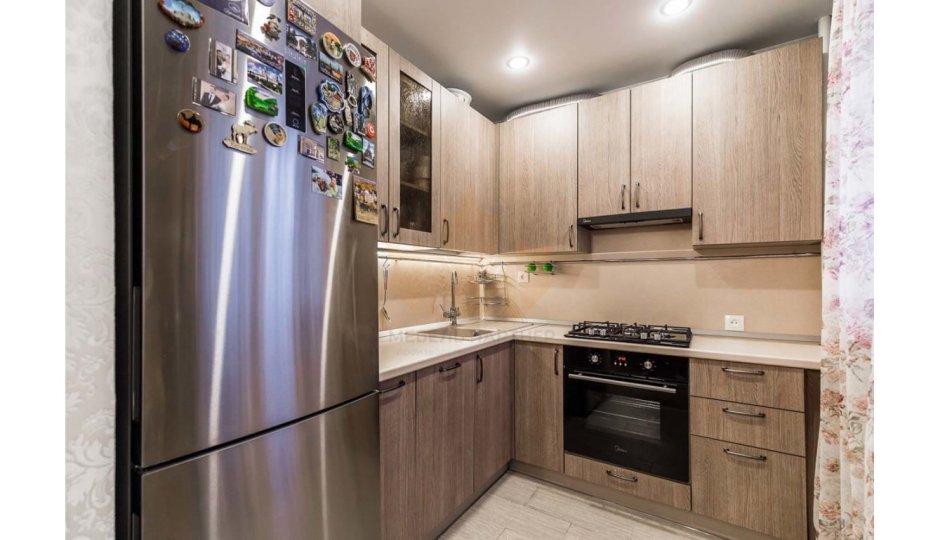 Маленькая угловая кухня с холодильником