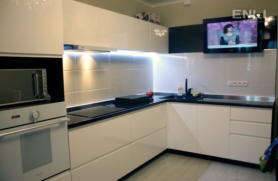 Угловая кухня без ручек