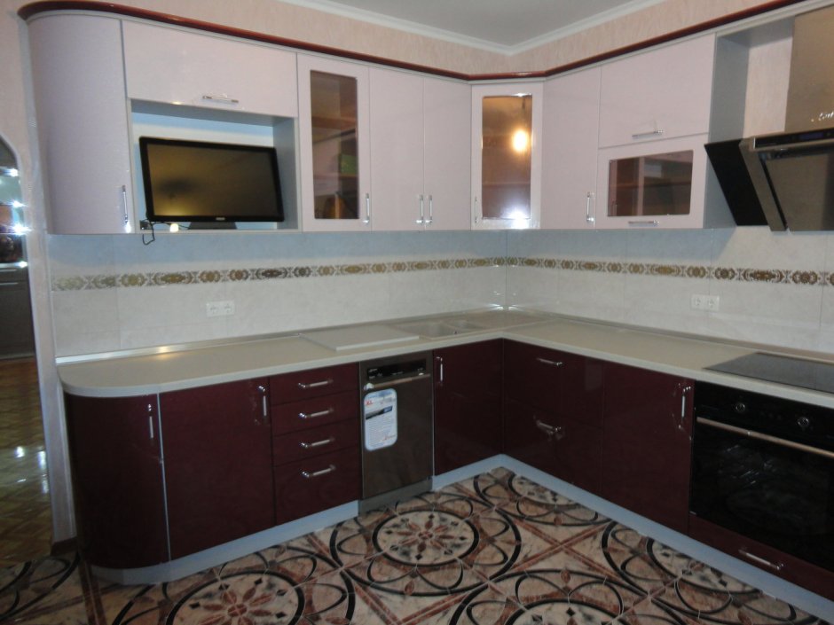 Угловая кухня с телевизором