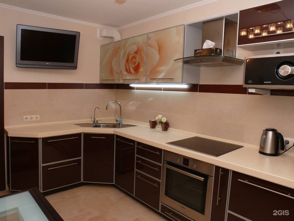 Угловой кухонный гарнитур с телевизором