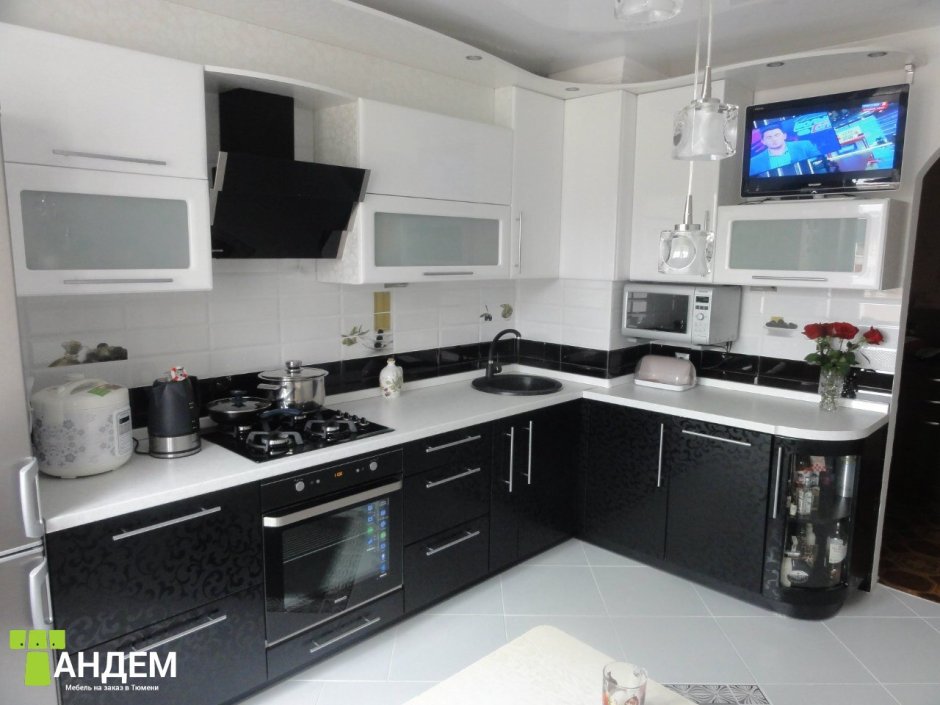 Угловая кухня с телевизором на стене