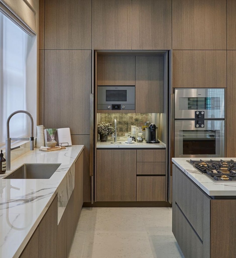 Современный кухонный гарнитур с окном