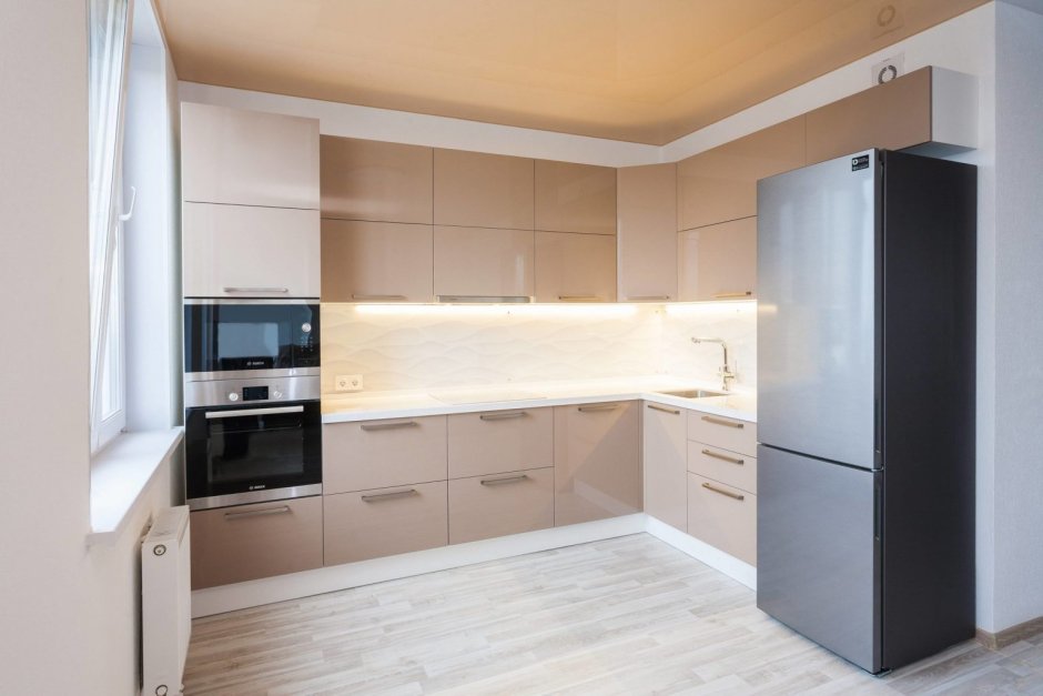 Угловая кухня с антресолью