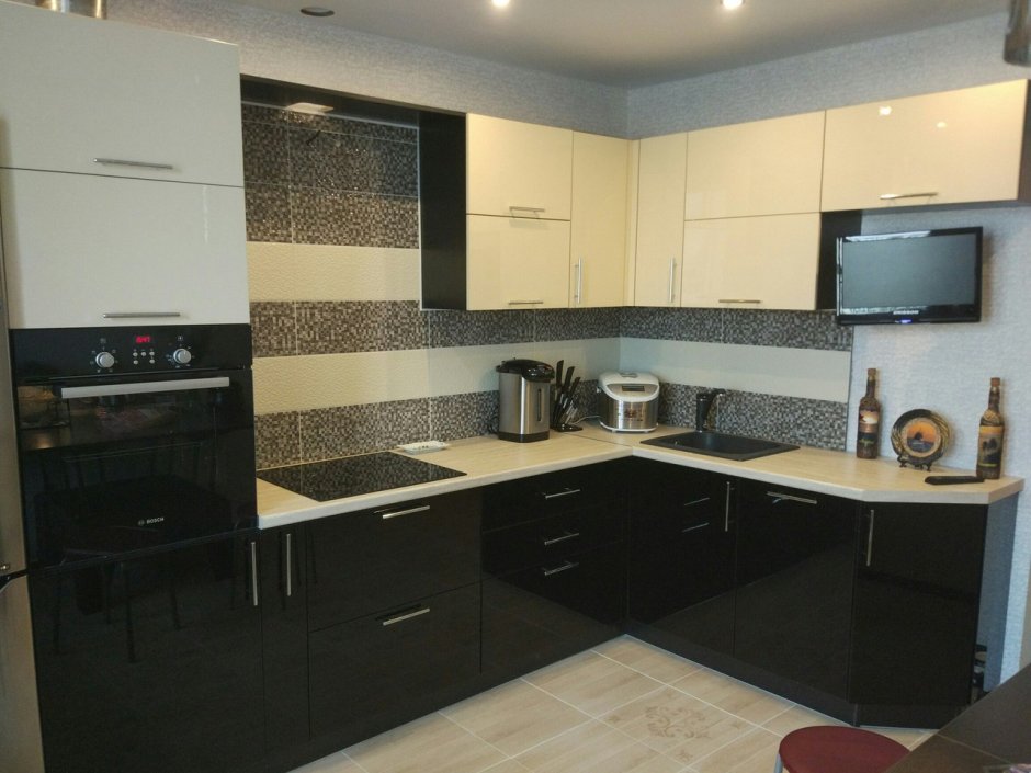 Угловая кухня с телевизором