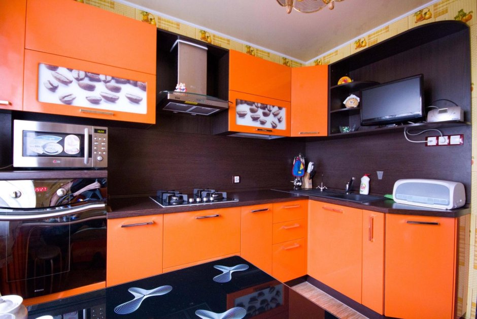 Угловая кухня с телевизором