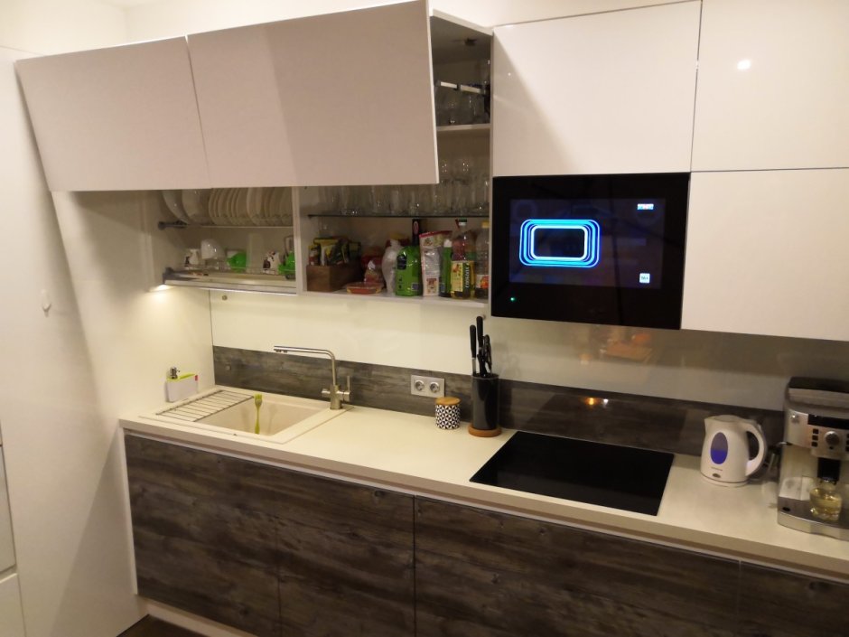 Телевизор встроенный в кухню