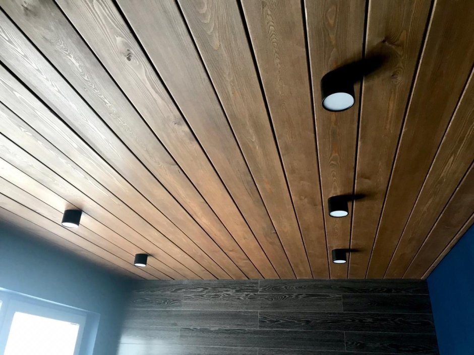 Потолок из планкена из лиственницы