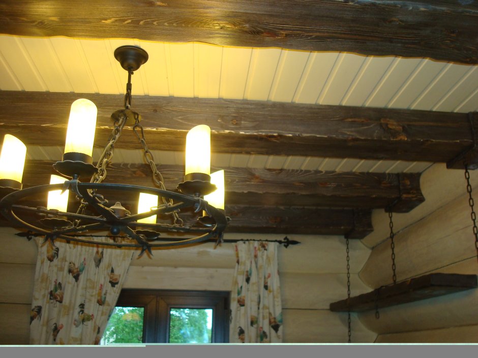 Потолок с фальшбалками и люстрой