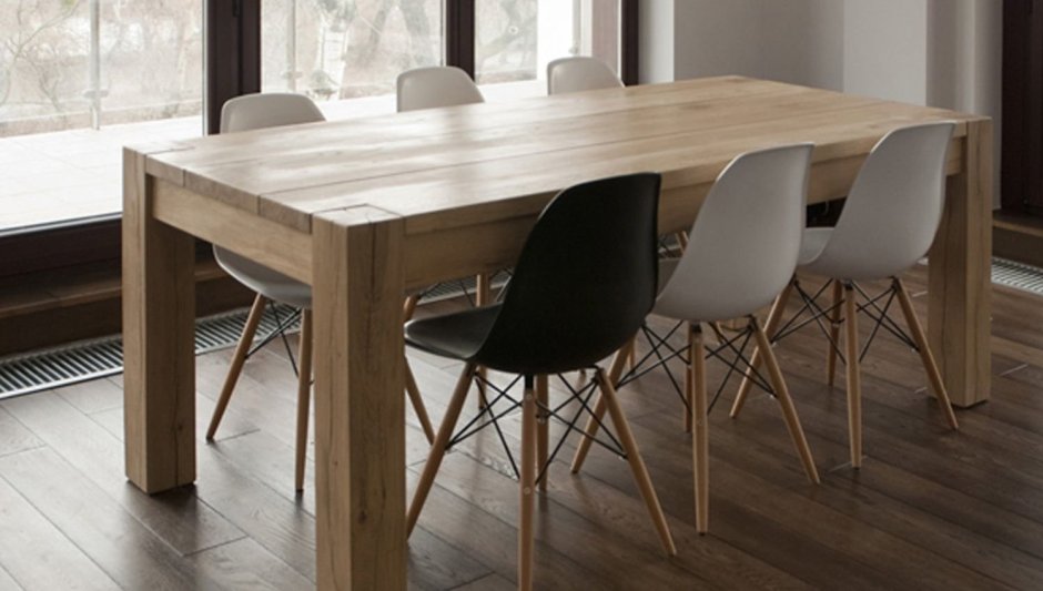 Кухонный стол с деревянными ножками