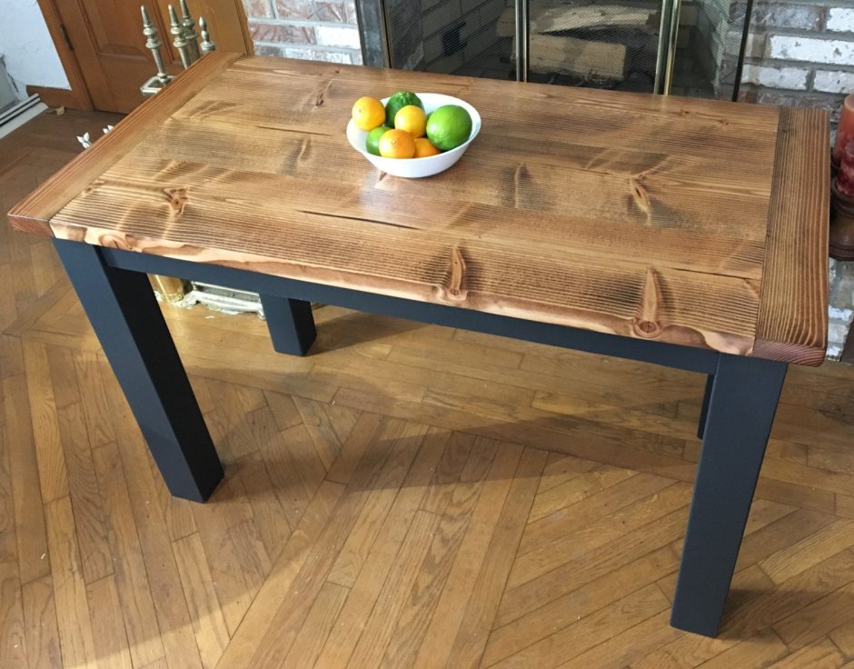 Кухонный стол с деревянной столешницей