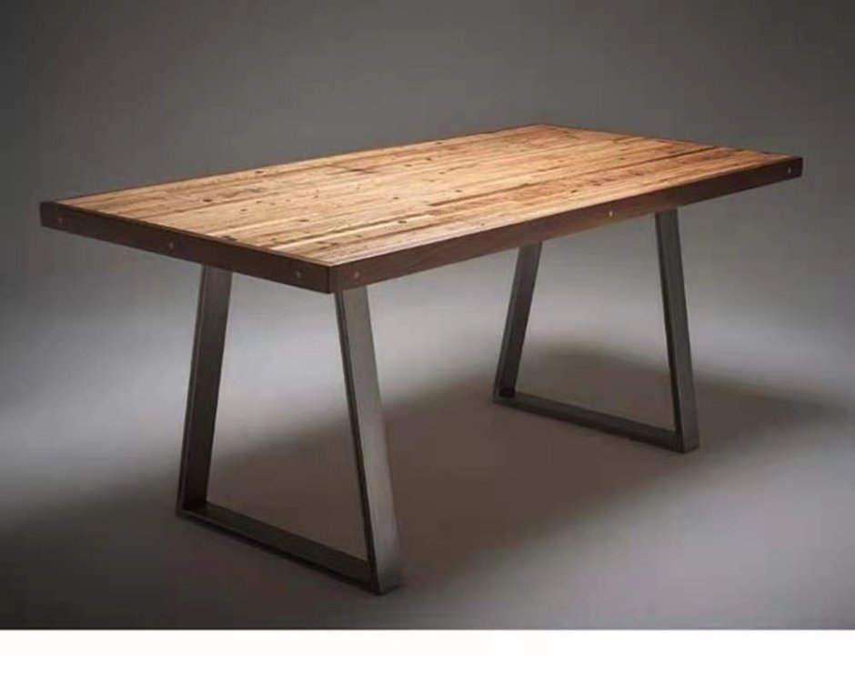 Деревянный стол с металлическими ножками