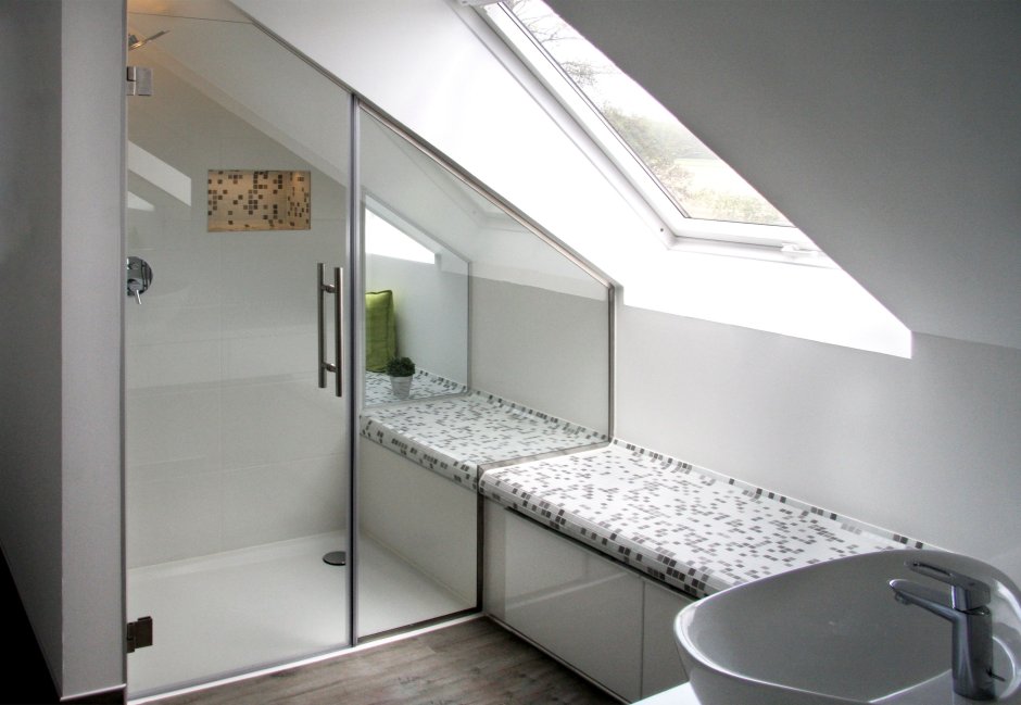 Душевая кабина на мансардном этаже