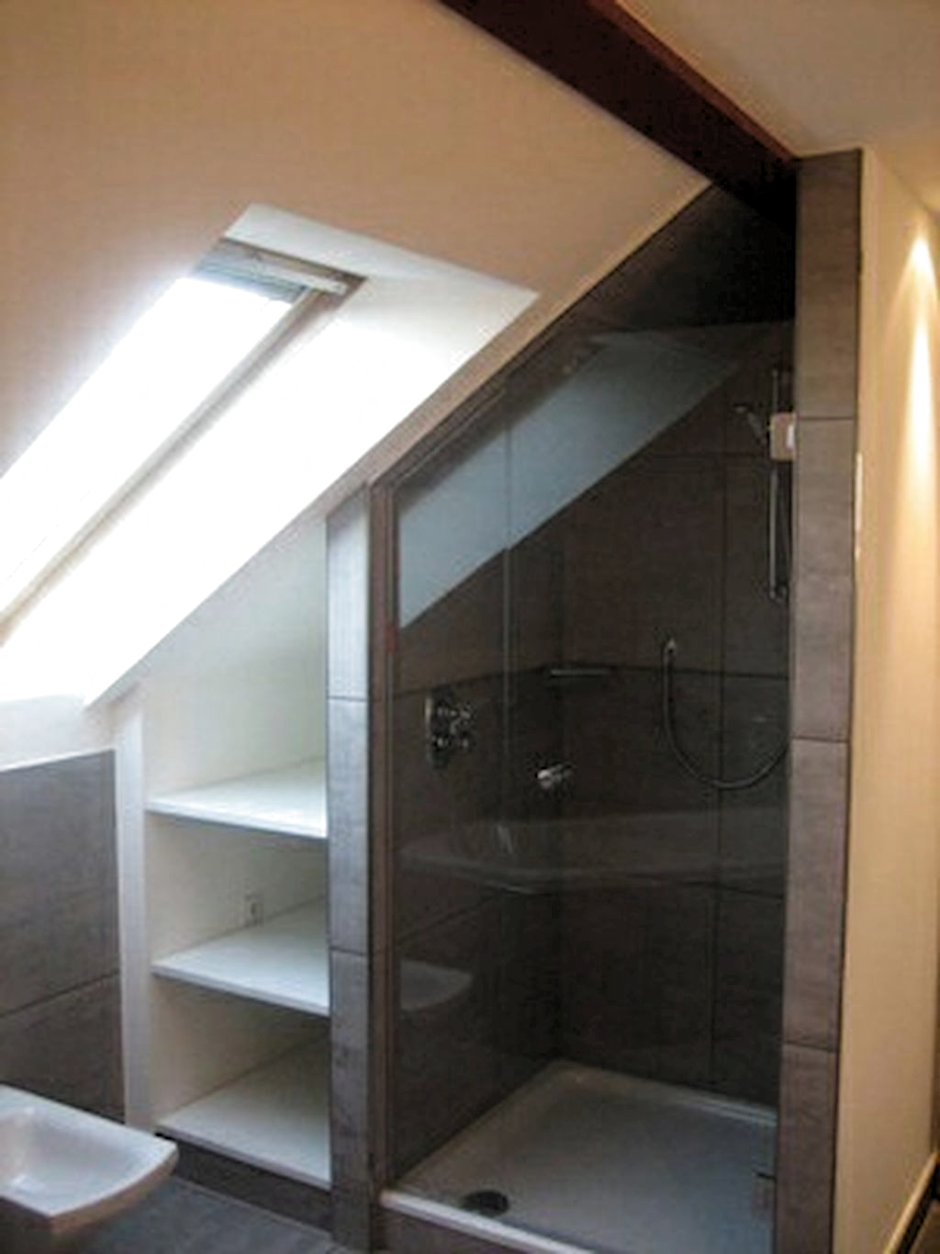 Туалет под лестницей