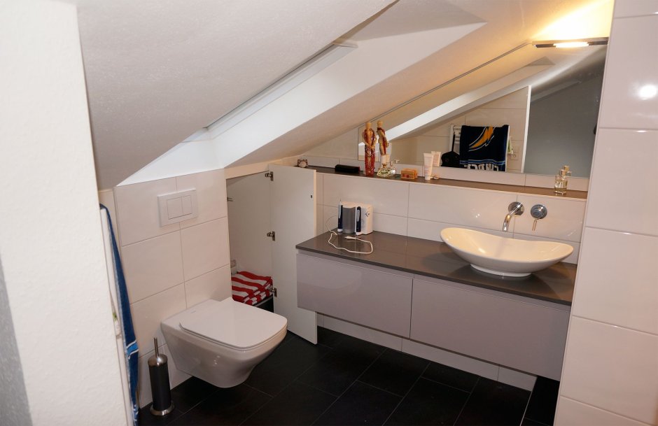 Душевая кабина под лестницей на даче