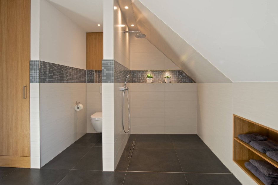 Туалет под лестницей