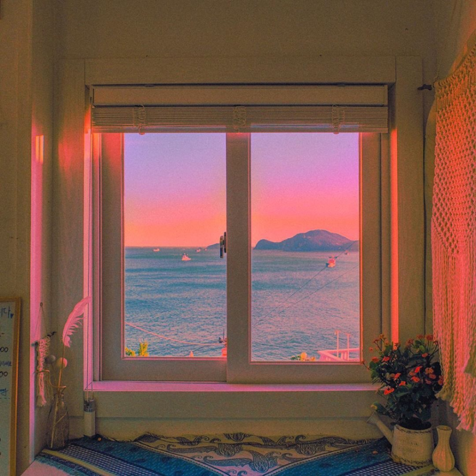 Красивые виды с окна на кровати