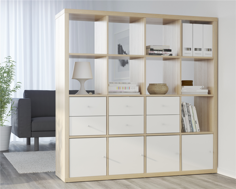 Стеллаж с ящиками в интерьере