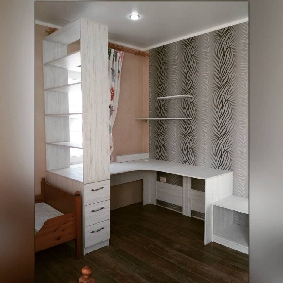 Перегородка со столом для зонирования комнаты